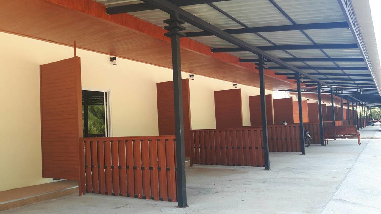 ไออุ่นรีสอร์ท Bang Saphan Exteriör bild